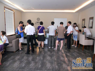 香格里樓盤銷售火爆，售樓部咨詢客戶絡繹不絕